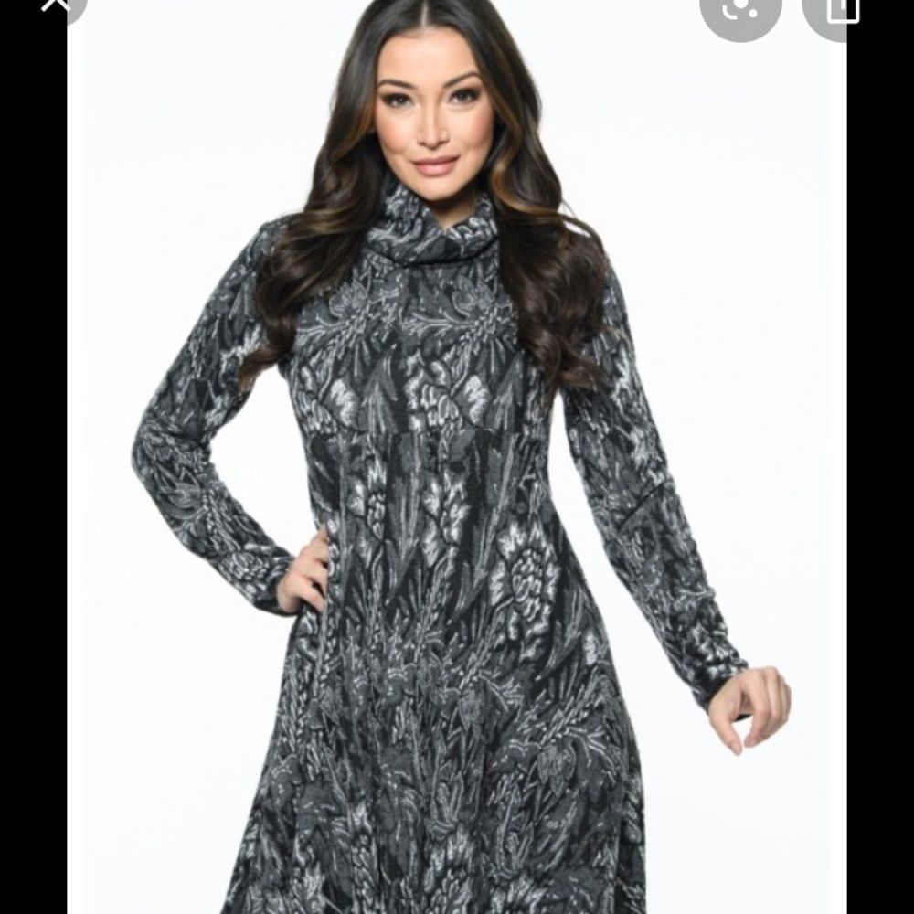 ISLE by Melis Kozan Black and White Turtleneck Long sleeve Dress Like New Condit